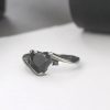bague avec cœur noir