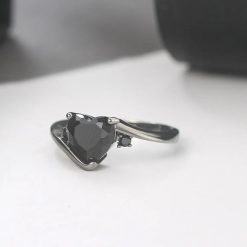 bague avec cœur noir