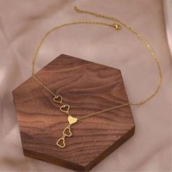 collier avec 5 cœurs