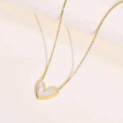 collier avec cœur blanc