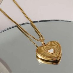 collier avec cœur plein