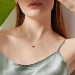 collier avec petit cœur rouge