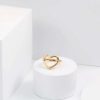 bague cœur avec des mains