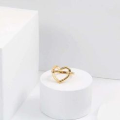 bague cœur avec des mains