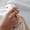 bague cœur avec mains