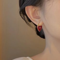 boucle d'oreilles avec cœur rouge
