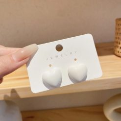 boucles d’oreilles avec cœur blanc