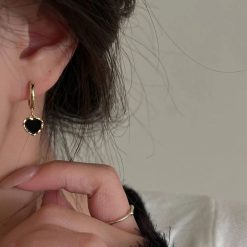 boucles d’oreilles avec cœur noir
