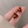 boucles d’oreilles avec petit cœur rouge