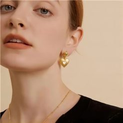 boucles d'oreilles cœur avec pierre blanche