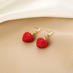 boucles d’oreilles pendantes avec cœur rouge