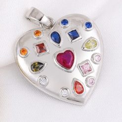 charm avec cœur multicolore