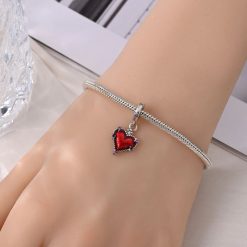 charm avec cœur rouge