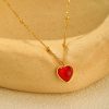 collier avec cœur rouge