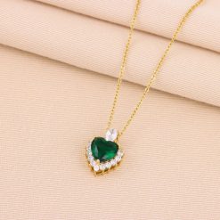 collier avec cœur vert