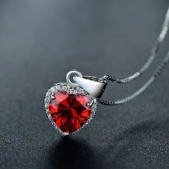 pendentif avec cœur rouge