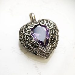 pendentif avec cœur violet