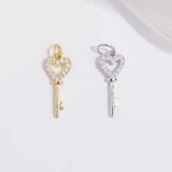 pendentif charm clé avec cœur