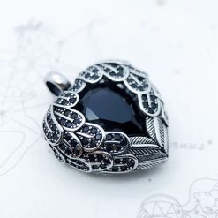 pendentif cœur argenté en noir